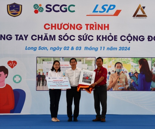 Chăm sóc sức khỏe cho hơn 400 người dân xã Long Sơn